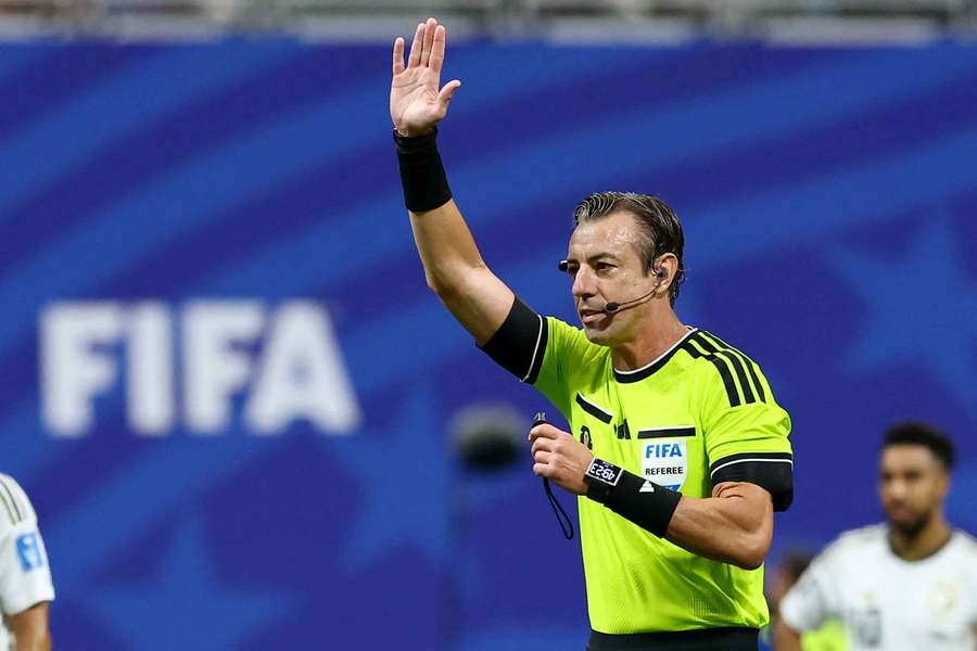 Claus, anulando el gol de Ferran Torres en el España-Arabia Saudí
