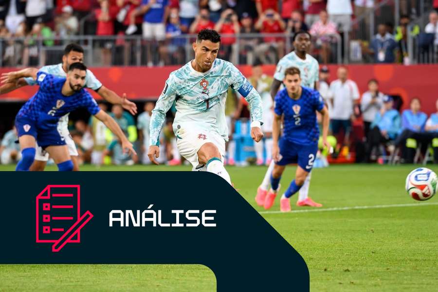 Cristiano Ronaldo, de Portugal, marca de grande penalidade frente à Croácia.
