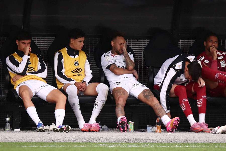 Neymar se lamenta en el banquillo Neymar se lamenta en el banquillo