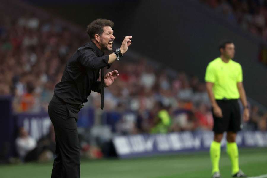 Diego Simeone in actie aan de zijlijn tijdens de wedstrijd tegen Espanyol