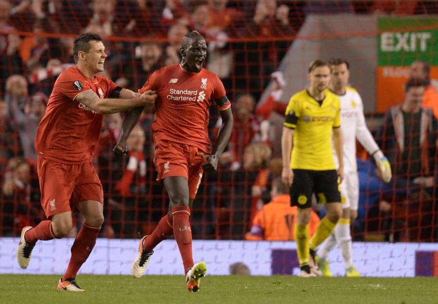 Le défenseur français de Liverpool Mamadou Sakho célèbre son but lors du quart de finale retour de Ligue Europa entre Liverpool et Dortmund, à Anfield, le 14 avril 2016.