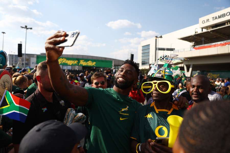 Kolisi takes selfie with Springboks fans ahead of World Cup warm up match 