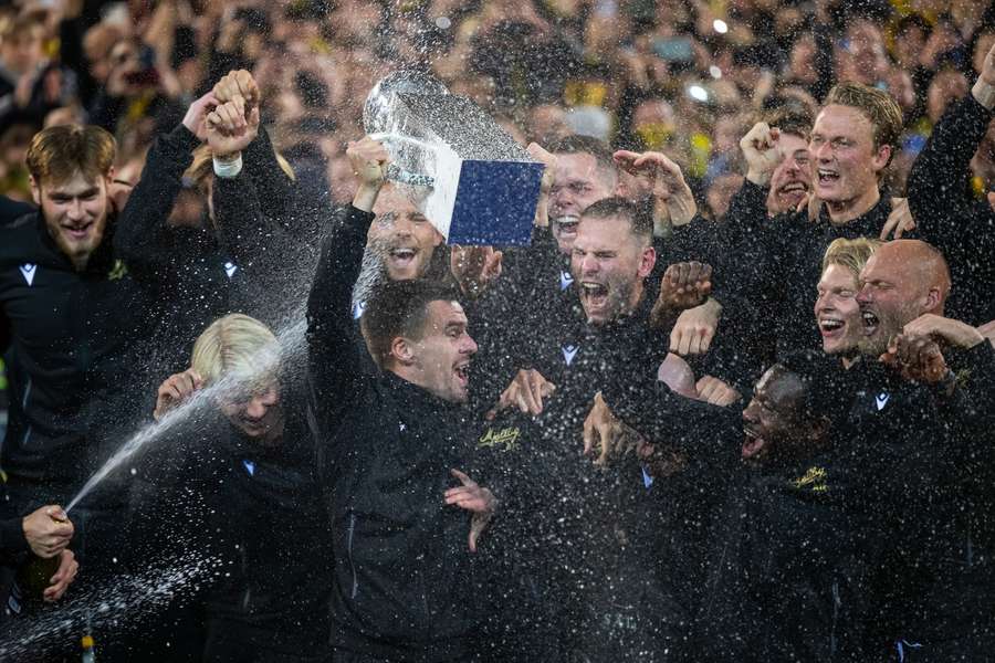 Jesper Gustavsson lifts the Allsvenskan trophy Jesper Gustavsson lifts the Allsvenskan trophy