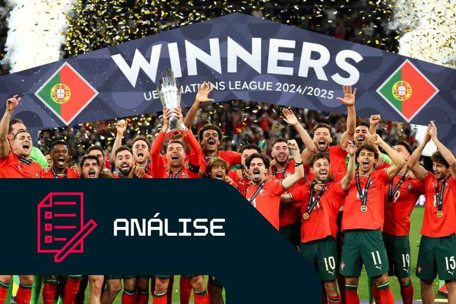 A equipa de Portugal festeja com o troféu da Liga das Nações