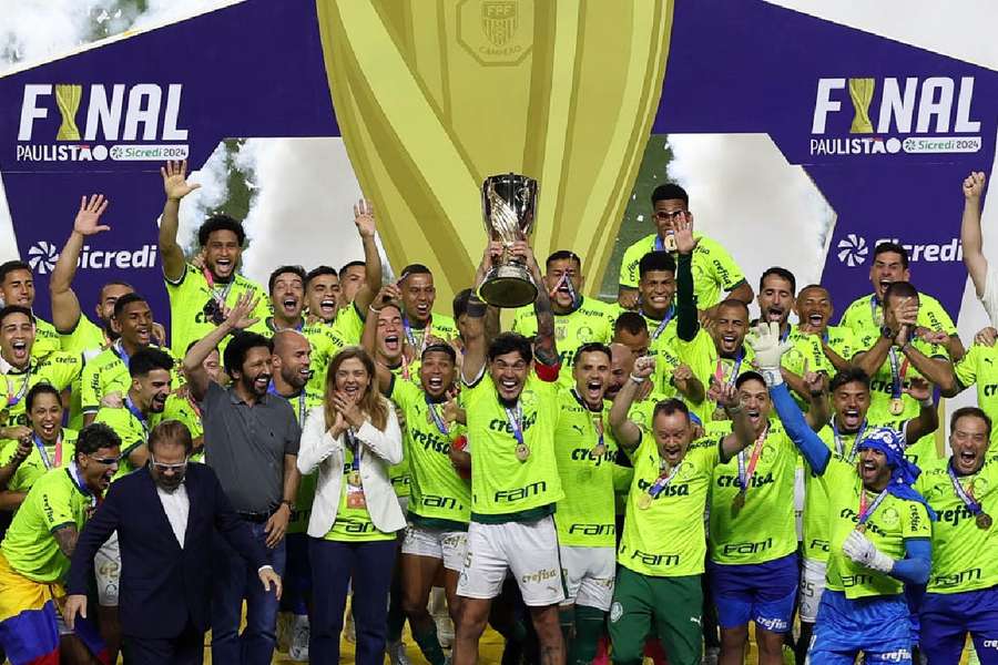 Palmeiras comemorou o tricampeonato paulista diante de sua torcida 