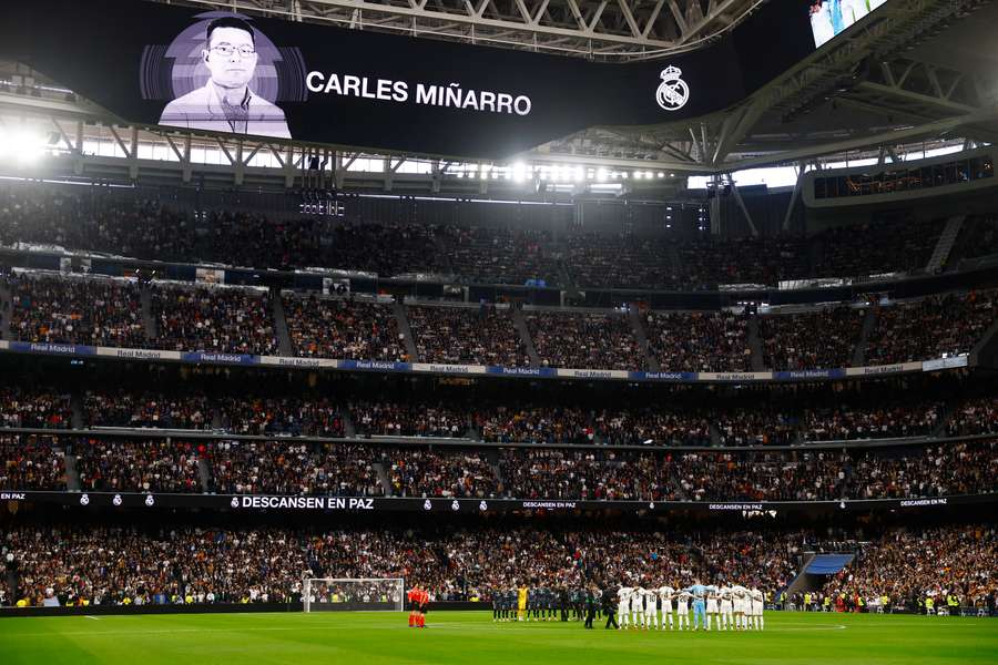 Fans and players at the Santiago Bernabeu pay their respects to Carles Minarro on Sunday