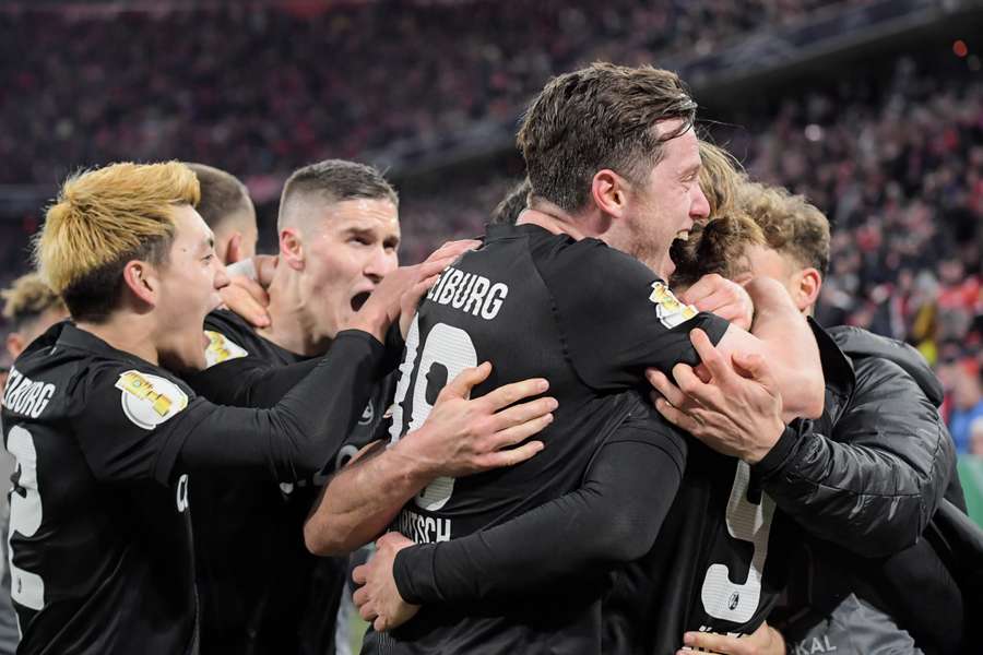 Freiburg komt door de overwinning op een gedeelde derde plek met nog vier duels te gaan