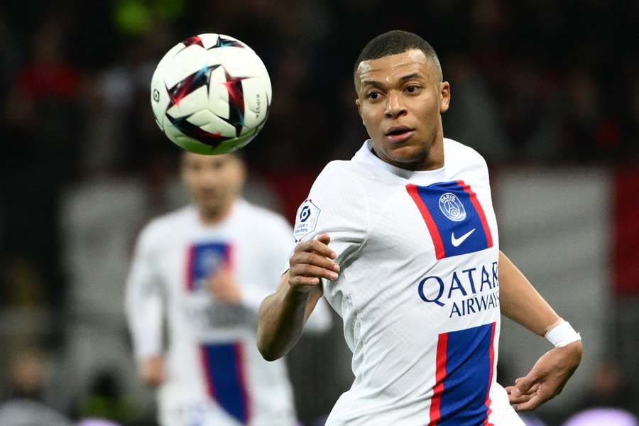 Mbappe assinou novo contrato com o PSG no final da temporada passada