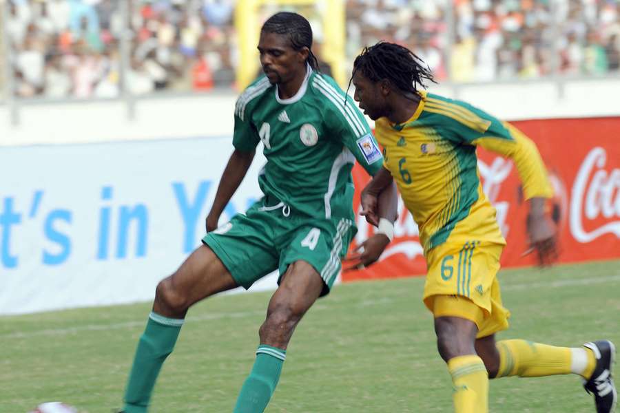 Kanu Nwankwo (L) tries to beat South Africa's Macbeth Sibaya to the ball