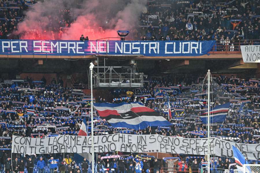 Torcida da Samp homenageou Vialli com muitas faixas