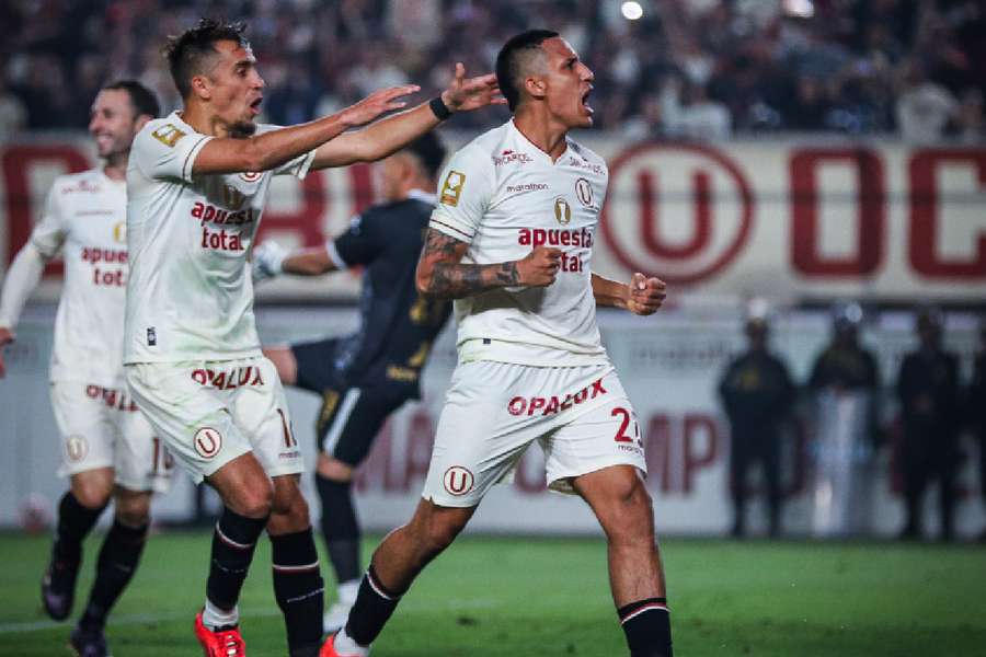 Jogadores do Universitario comemoram um golo