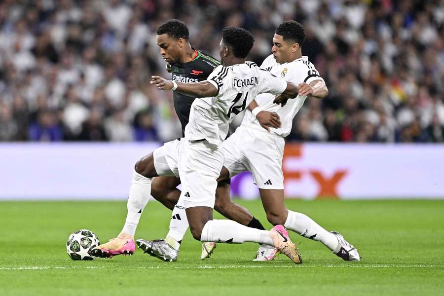 Tchouaméni e Bellingham tentam roubar uma bola