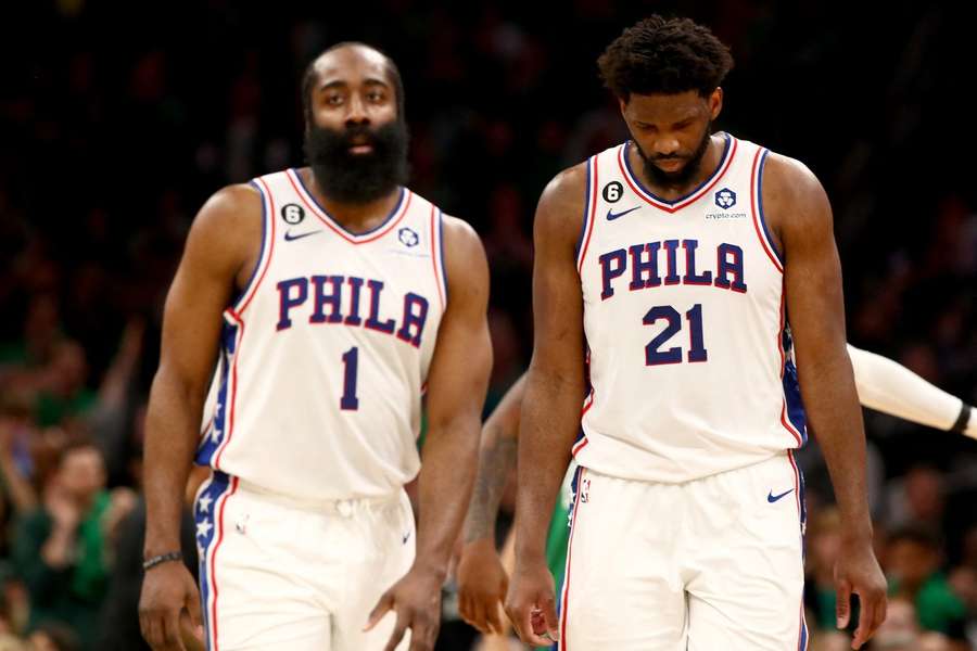 Harden (vľavo) robí všetko pre to, aby za 76ers nemusel hrať.