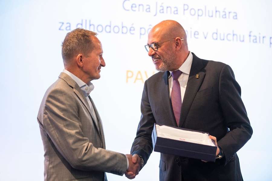 Prezident SOŠV Anton Siekel (vpravo) gratuluje Pavlovi Blažekovi.