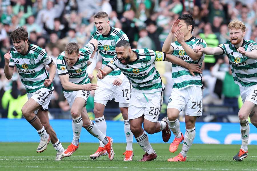 O Celtic festeja depois de vencer a disputa de penáltis