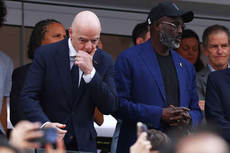 Infantino (l.) scheiterte mit einer kurzfristigen Durchsetzung der neuen Regel