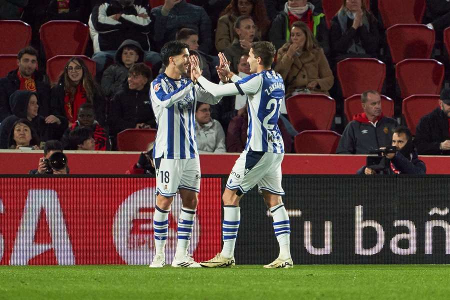 Carlos Soler celebra su gol con Zakharyan Carlos Soler celebra su gol con Zakharyan