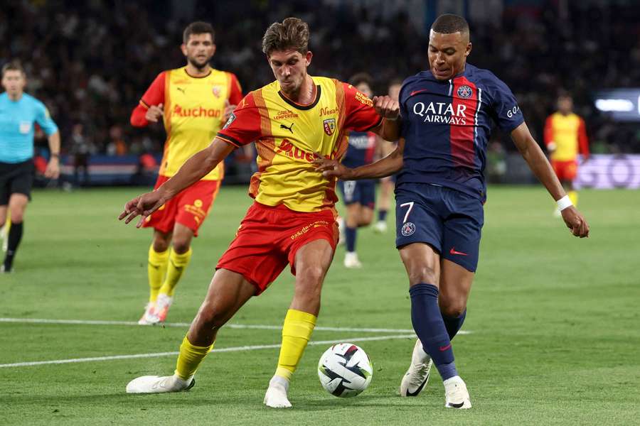 Stijn Spierings (L) in duel met Kylian Mbappé