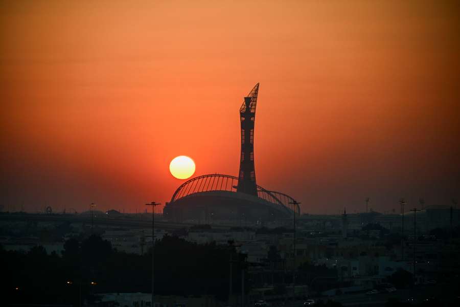 Uno de los estadios, con el sol de fondo.