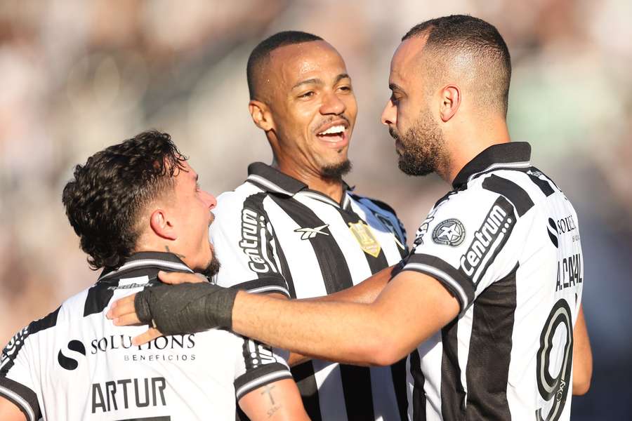 Arthur Cabral marcou o segundo gol da vitória do Botafogo, que acabou rebaixando o Fortaleza Arthur Cabral marcou o segundo gol da vitória do Botafogo, que acabou rebaixando o Fortaleza