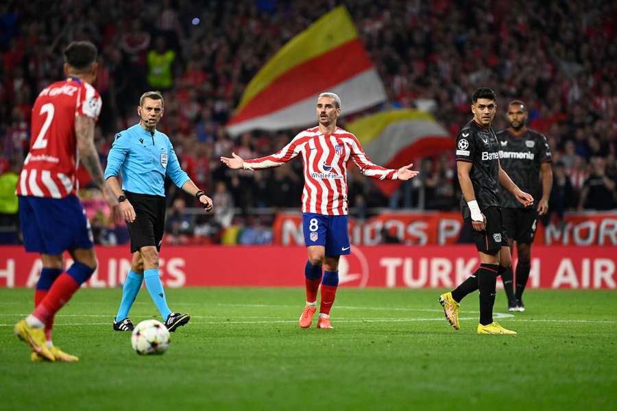 Griezmann protesta una acción en el Atlético de Madrid - Bayer Leverkusen.