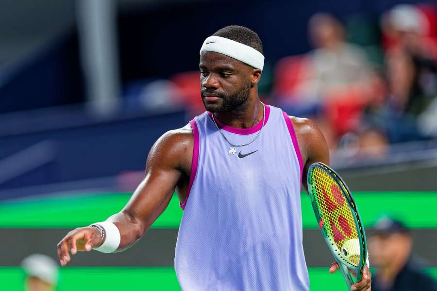 Frances Tiafoe dostal tučnou pokutu za nadávky rozhodčímu.