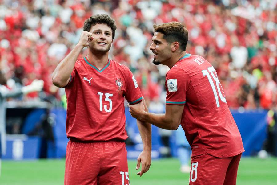 Pedro Neto ao lado de João Neves no Mundial-2026