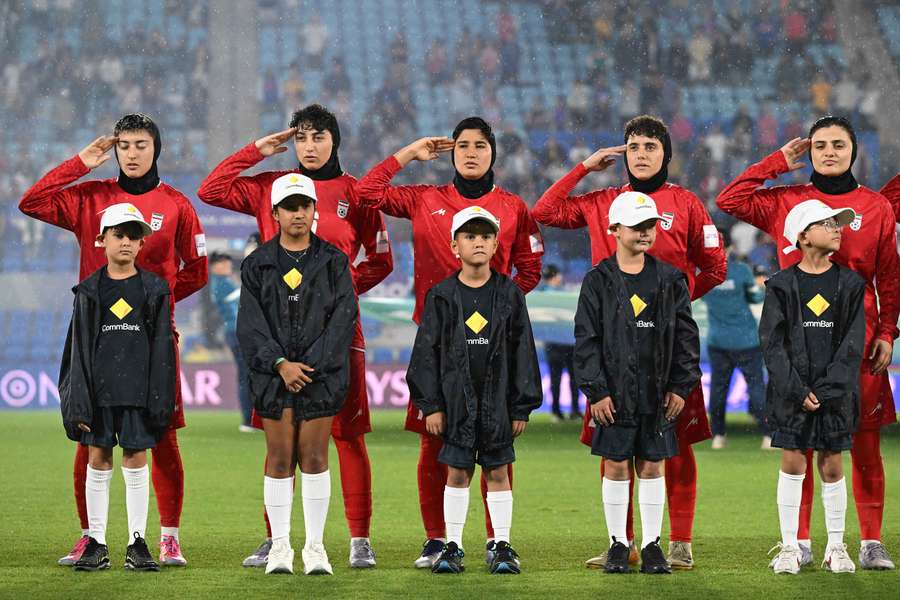 Jogadoras do Irão não cantaram o hino nacional