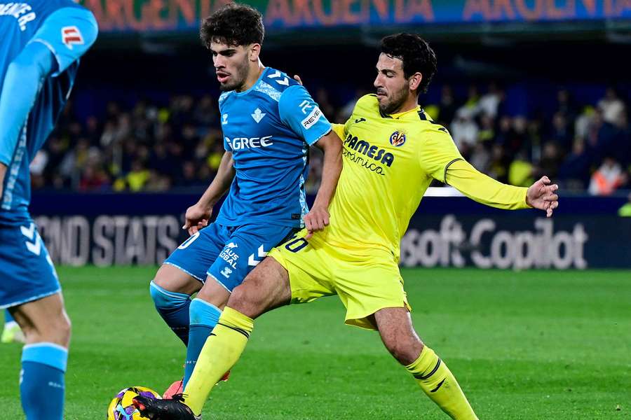 Abde Ezzalzouli (left) fights for the ball with Villarreal's Daniel Parejo