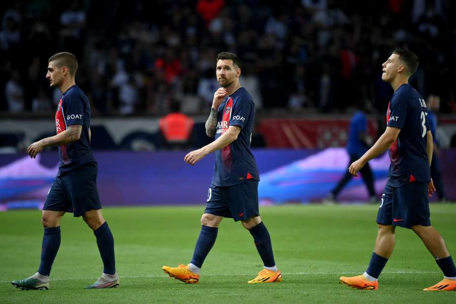 Lionel Messi (C) reaguje po zakończeniu ostatniego meczu z Paris Saint-Germain