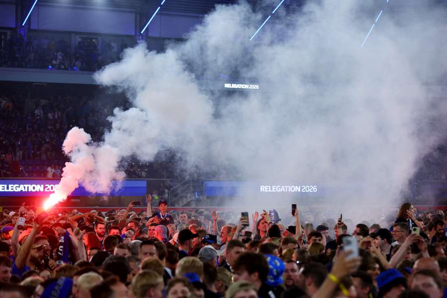 Paderborn bezwingt Wolfsburg und schickt Wolfsburg in die 2. Bundesliga. Paderborn bezwingt Wolfsburg und schickt Wolfsburg in die 2. Bundesliga.