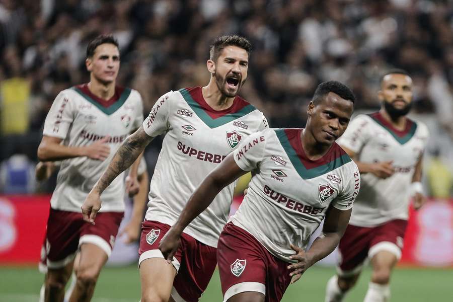 Arias fechou o placar de pênalti em Itaquera