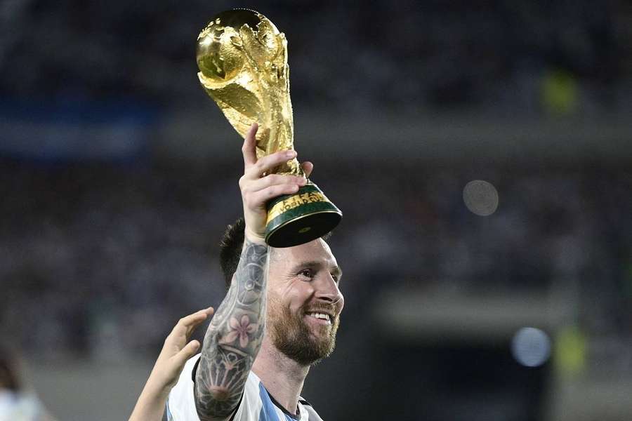 Messi et le trophée de la Coupe du monde.