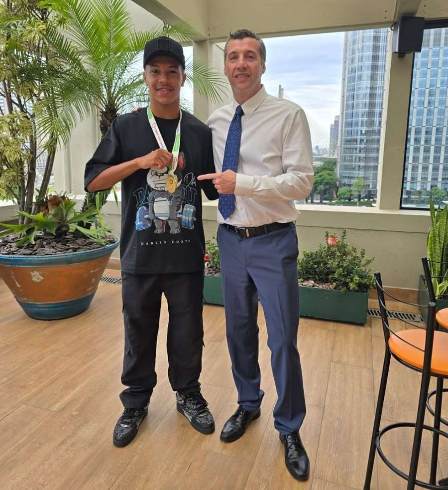 Robalinho com o zagueiro Hugo, campeão da Copinha 2025 pelo São Paulo