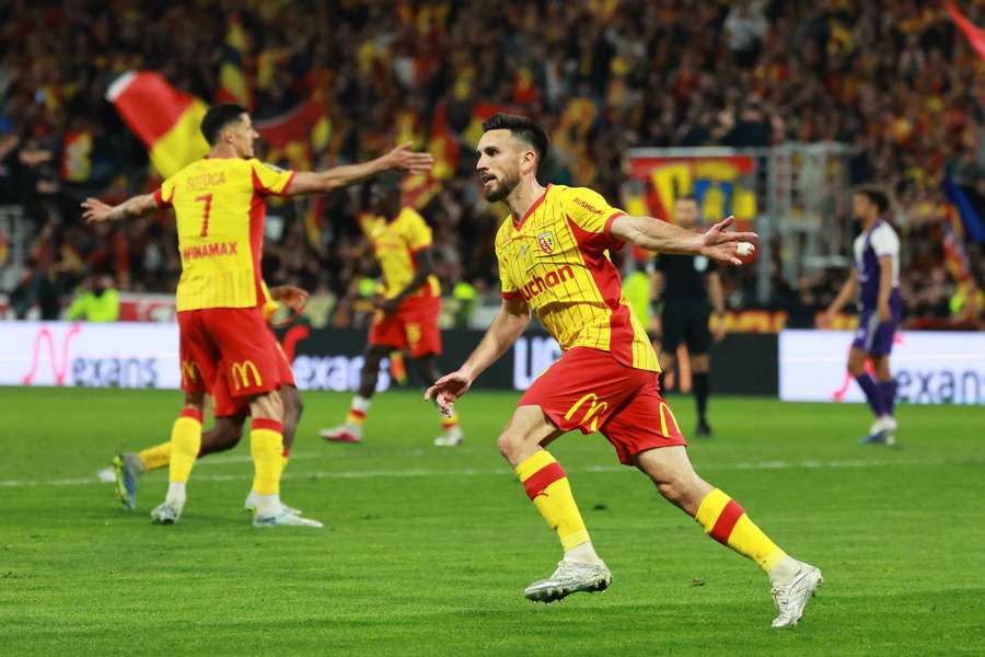 Mené 2-0 à la pause, Lens renverse Toulouse et arrache la victoire à la 91e