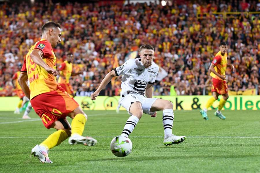 Adrien Truffert (à droite) contre Lens.