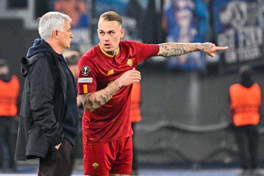 Karsdorp ao lado de Mourinho na Roma