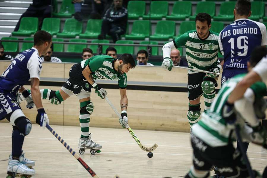 O Sporting venceu o Óquei de Barcelos após estar a perder 2-0 ao intervalo