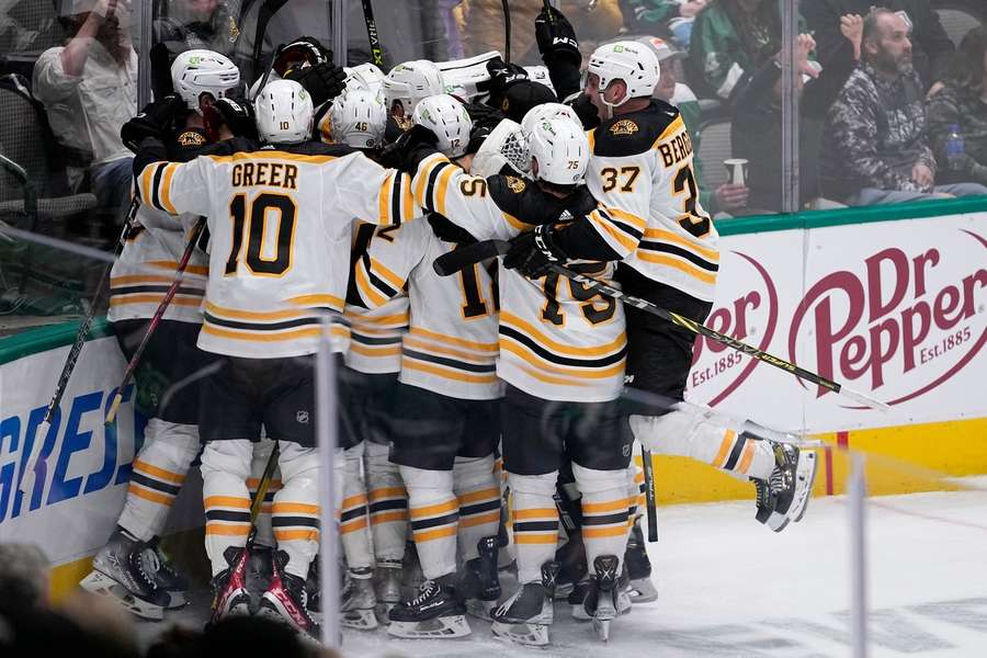 Die Bruins feiern den Siegestorschützen David Pastrnak