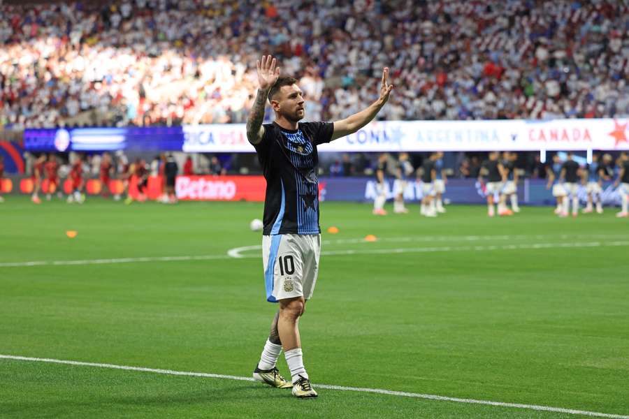 Messi cumprimenta os adeptos argentinos antes do jogo contra o Canadá