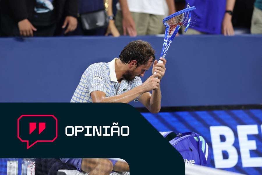 Mais uma explosão de Daniil Medvedev, destruindo a raquete