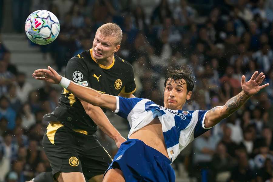 Man City's Erling Haaland challenges Porto's Jakub Kiwior Man City's Erling Haaland challenges Porto's Jakub Kiwior
