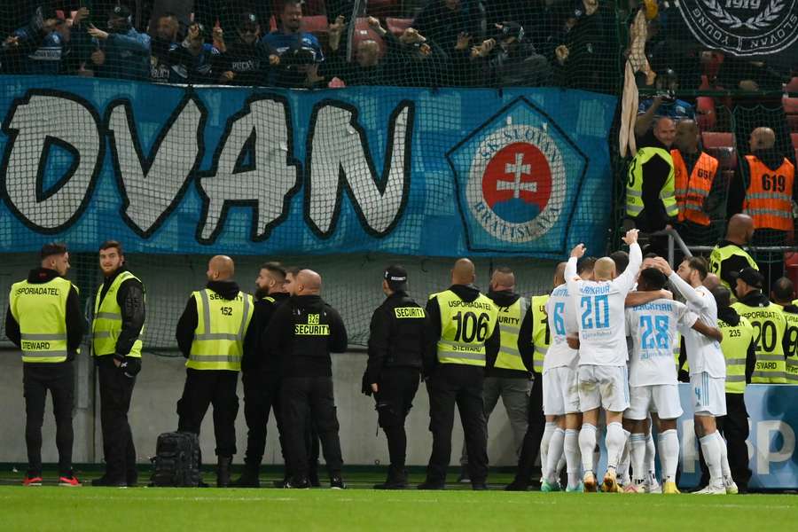 Na snímke radosť hráčov Slovana po strelení gólu.