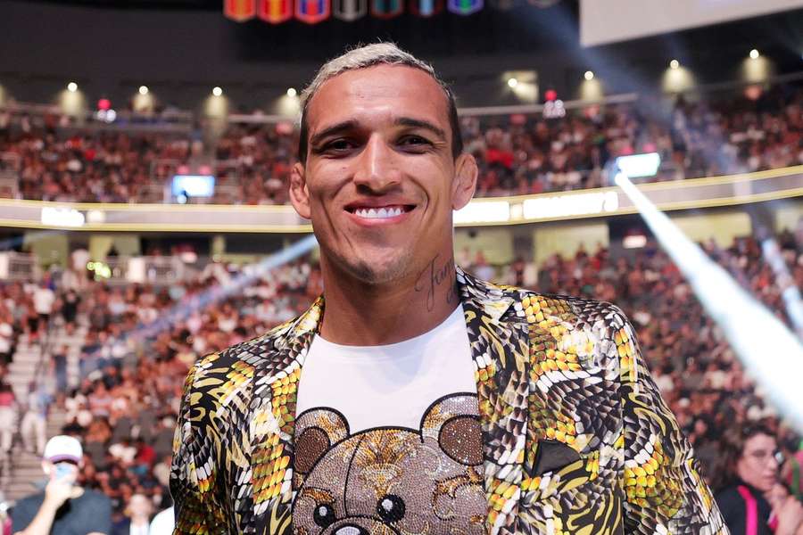 Charles Oliveira vai em busca de recuperar cinturão perdido no UFC