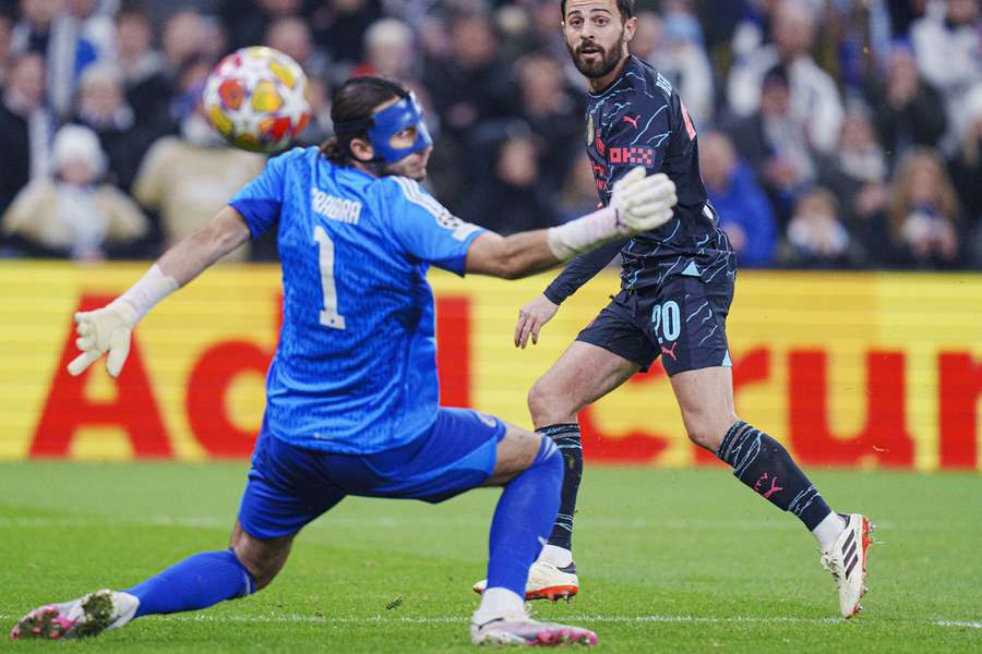 Bernardo Silva tocou na saída de Kamil Grabara para fazer o segundo