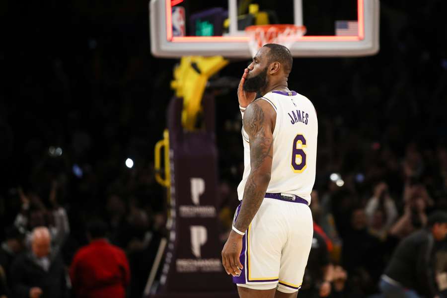 LeBron James lanza un beso a la grada durante un partido de los Lakers.