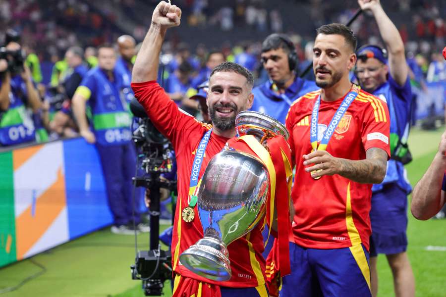 Carvajal con Joselu tras ganar la Eurocopa con España