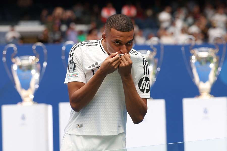 Kylian Mbappe ließ sich die Gelegenheit nicht nehmen, direkt das Wappen zu küssen.