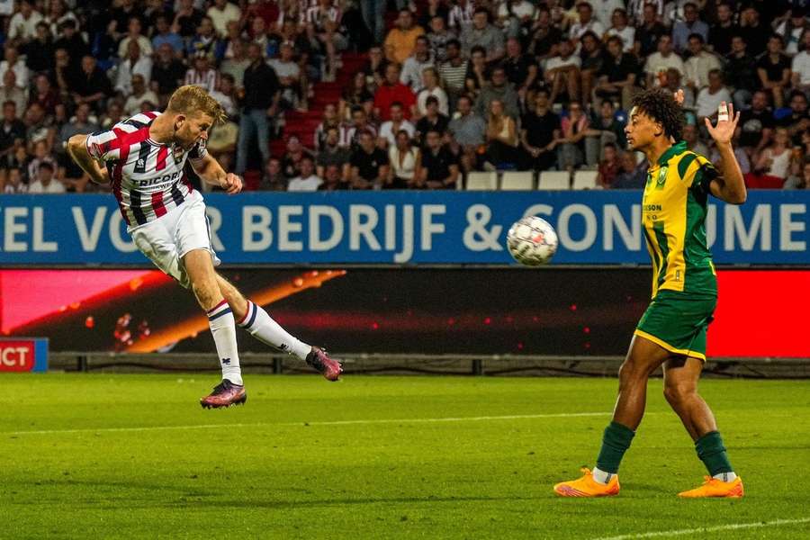 Willem II's Michael de Leeuw en ADO Den Haags Tyrese Asante in actie tijdens de ontmoeting op 2 september 2022