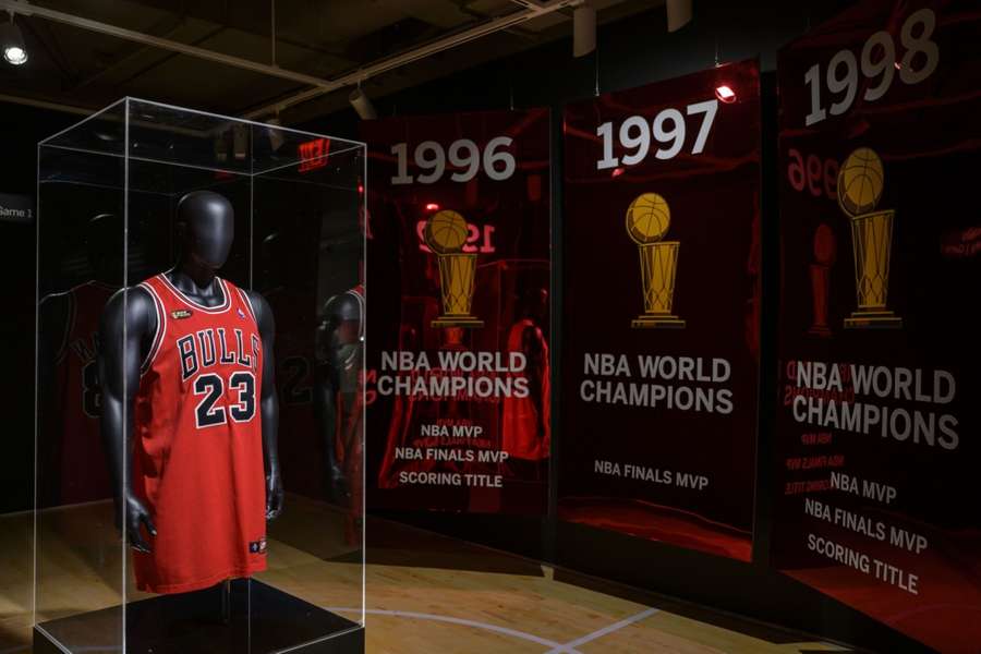 Leilão de camisa original utilizada por Michael Jordan teve no total 20 lances